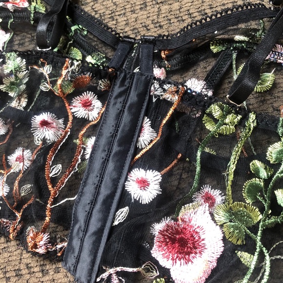 ✨ 3 for 30 ✨ Shein floral embroidered bralette - Picture 3 of 3